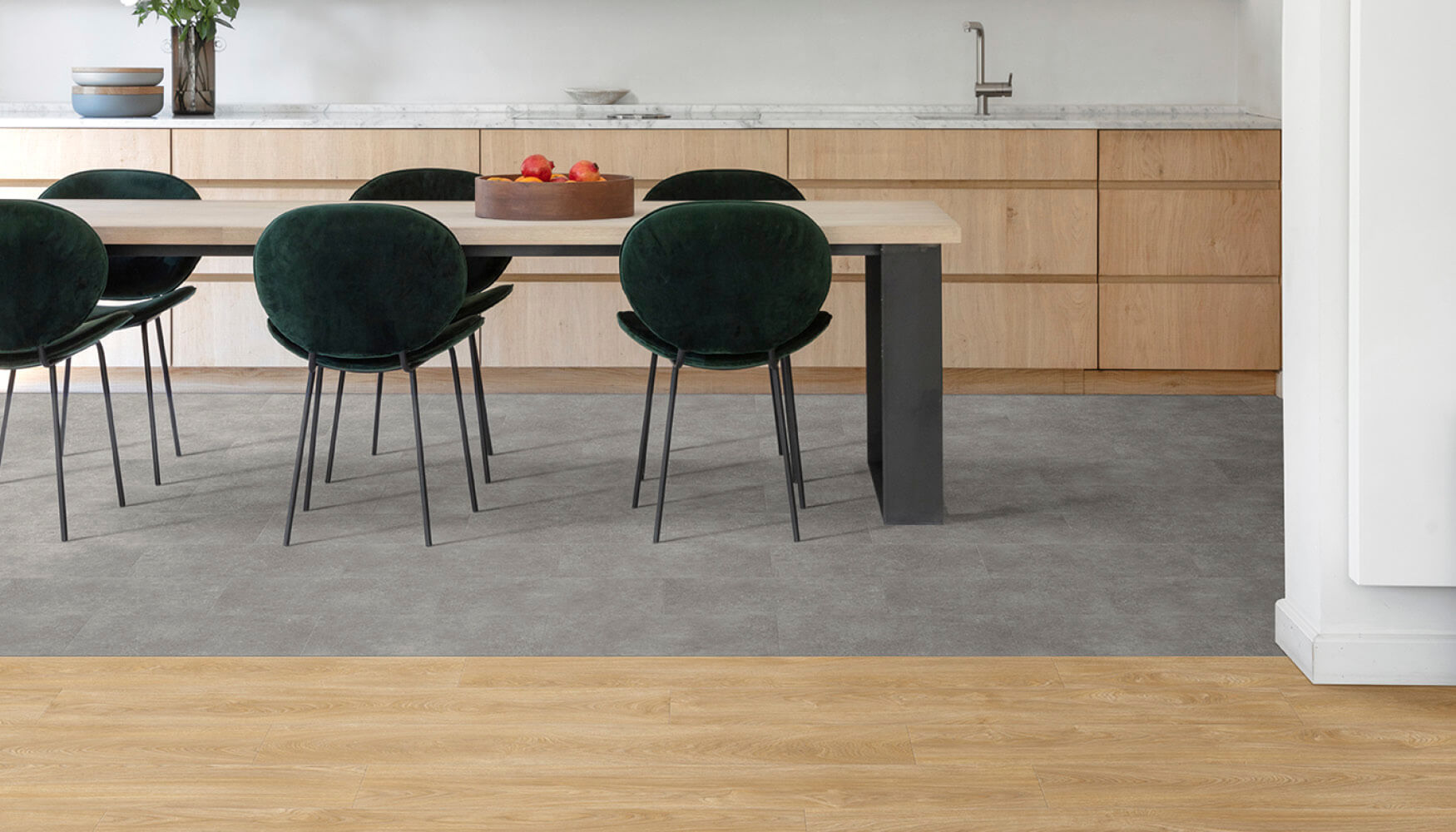 LVT vloeren met houtdesign in de woonkamer en LVT vloeren met steendesign in de keuken. Naadloze overgang.
